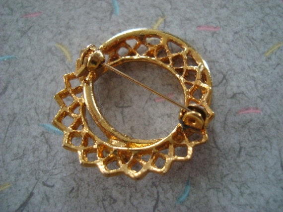 Vintage Gold Double Circle Cutout Brooch with Whi… - image 8