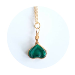 Hollywood Regency Style in Green and Gold Gorgeousness! Green Drop on Gold Plate Charm Necklace