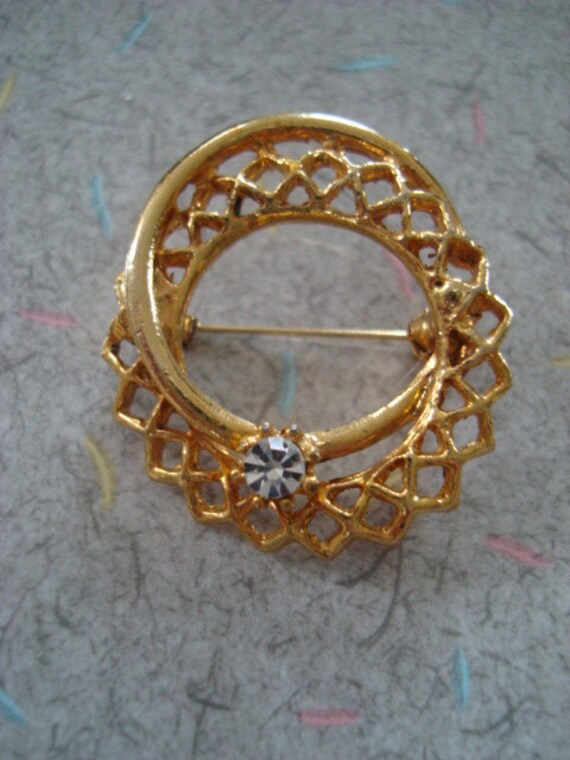 Vintage Gold Double Circle Cutout Brooch with Whi… - image 7