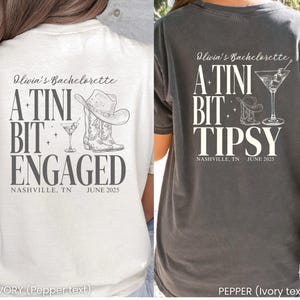 Pu&ograve; includere: T-shirt color avorio e pepe con testo e grafica. La maglietta avorio dice "Olivia's Bachelorette, A Tini Bit Engaged, Nashville, TN, June 2025" con uno stivale da cowboy, cappello e grafica di bicchiere da martini. La maglietta pepe dice "Olivia's Bachelorette, A Tini Bit Tipsy, Nashville, TN, June 2025" con uno stivale da cowboy, cappello e grafica di bicchiere da martini.