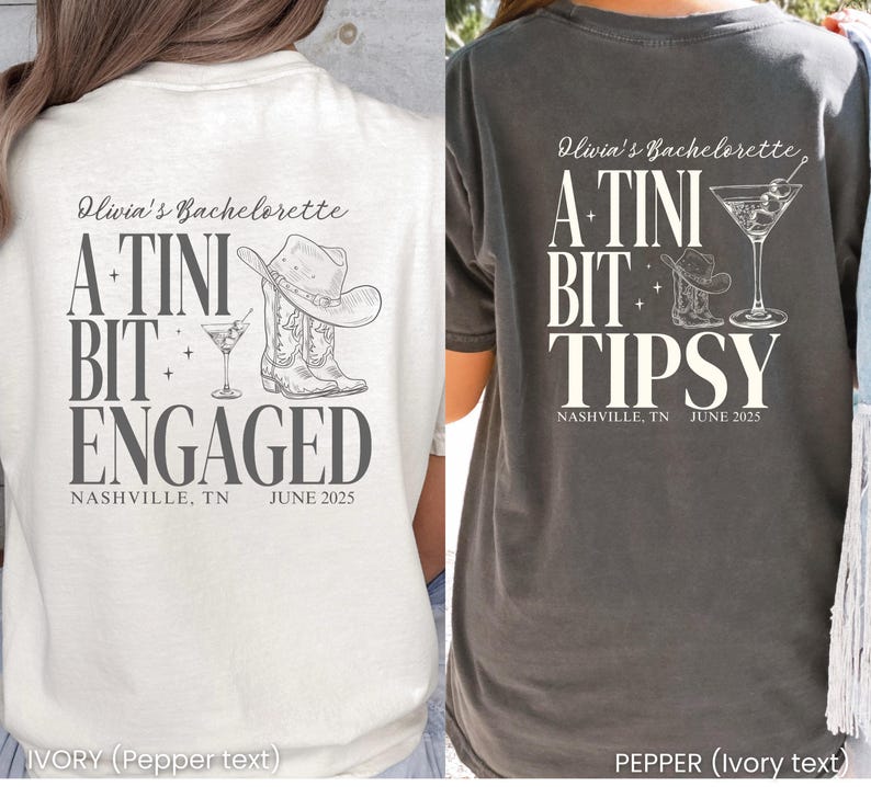 Pu&ograve; includere: T-shirt color avorio e pepe con testo e grafica. La maglietta avorio dice "Olivia's Bachelorette, A Tini Bit Engaged, Nashville, TN, June 2025" con uno stivale da cowboy, cappello e grafica di bicchiere da martini. La maglietta pepe dice "Olivia's Bachelorette, A Tini Bit Tipsy, Nashville, TN, June 2025" con uno stivale da cowboy, cappello e grafica di bicchiere da martini.