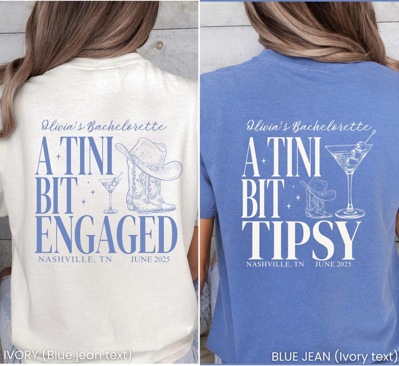 Pu&ograve; includere: T-shirt avorio e blu jeans con testo e grafica. La maglietta avorio dice "Olivia's Bachelorette, A Tini Bit Engaged, Nashville, TN, June 2025" con cappello da cowboy, stivali e bicchiere da martini. La maglietta blu dice "Olivia's Bachelorette, A Tini Bit Tipsy, Nashville, TN, June 2025".