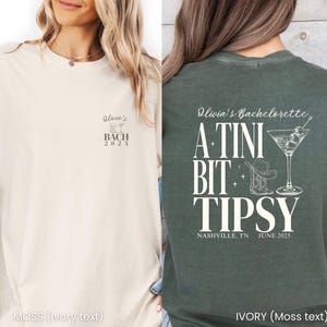 Pu&ograve; includere: Due magliette, una avorio e una verde muschio, con testo e grafica. La maglietta avorio ha "Olivia's BACH 2025" sul davanti. La maglietta verde muschio ha "Olivia's Bachelorette, A TINI BIT TIPSY" con un bicchiere da martini e stivali da cowboy.