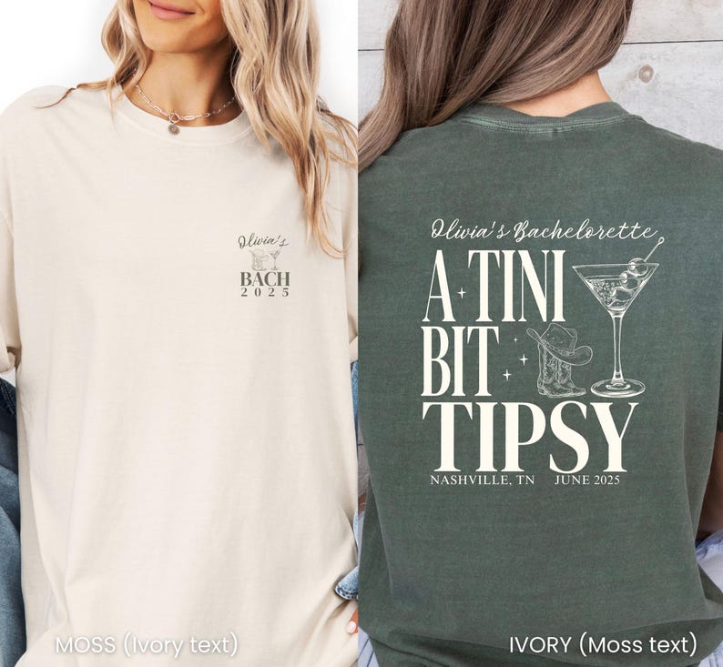 Pu&ograve; includere: Due magliette, una avorio e una verde muschio, con testo e grafica. La maglietta avorio ha "Olivia's BACH 2025" sul davanti. La maglietta verde muschio ha "Olivia's Bachelorette, A TINI BIT TIPSY" con un bicchiere da martini e stivali da cowboy.