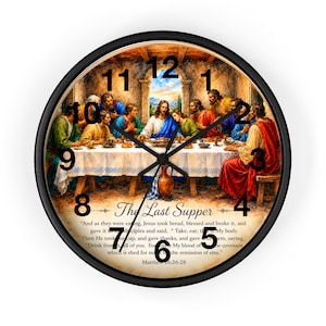 Op de afbeelding: Ronde zwarte wandklok met de afbeelding van het Laatste Avondmaal. De wijzerplaat heeft Romeinse cijfers en zwarte wijzers. De schildering toont Jezus en zijn discipelen aan tafel, met tekst uit Matteüs 26:26-28.