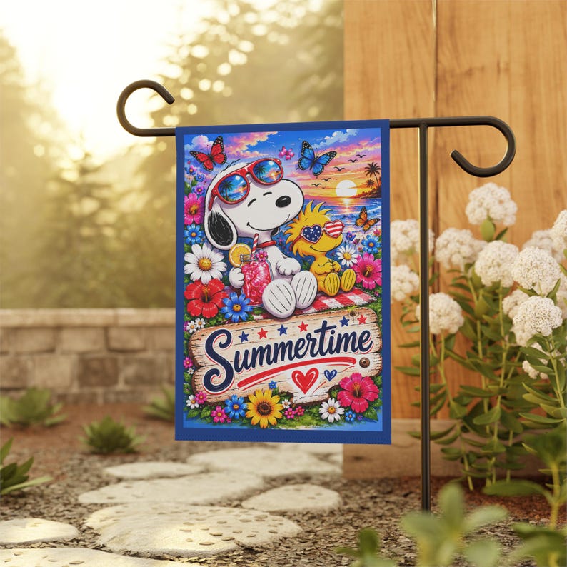 Bandera/pancarta de jardín veraniega de Snoopy y Woodstock, atardecer floral en la playa. imagen 4