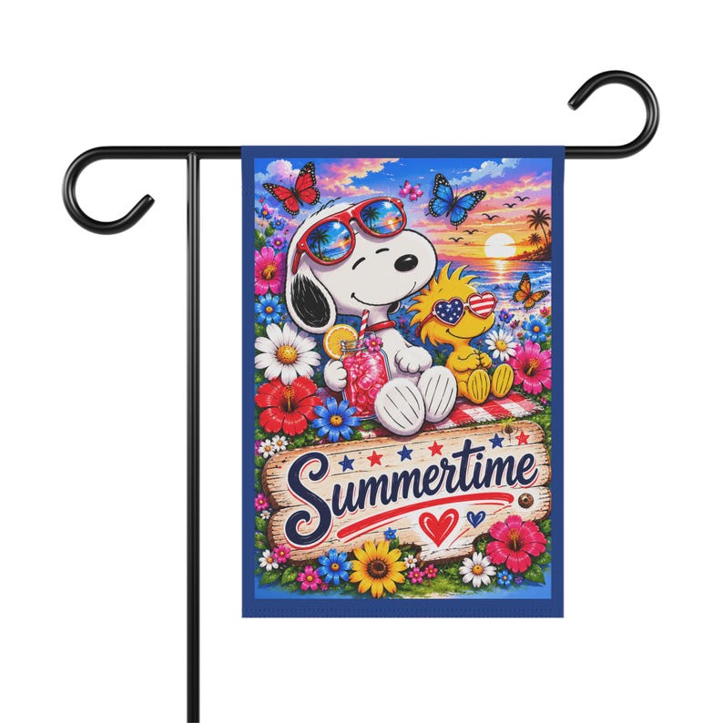 Bandera/pancarta de jardín veraniega de Snoopy y Woodstock, atardecer floral en la playa. imagen 1
