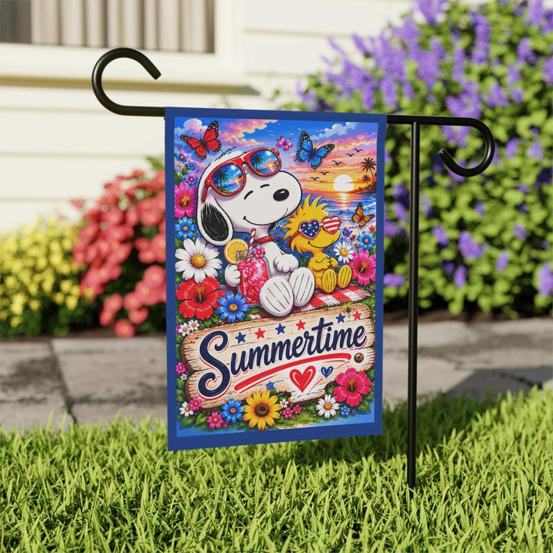 Bandera/pancarta de jardín veraniega de Snoopy y Woodstock, atardecer floral en la playa. imagen 5