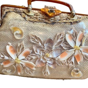 Monedero vintage con flores, conchas, ratán, lucita y asa tropical, estilo abuela, EE. UU., años 60