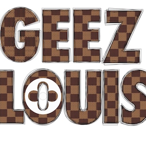 Pu&ograve; includere: Un motivo a scacchi marrone e beige con le parole "GEEZ LOUIS" in lettere bianche. La "O" di "LOUIS" contiene un logo di fiore bianco all'interno.