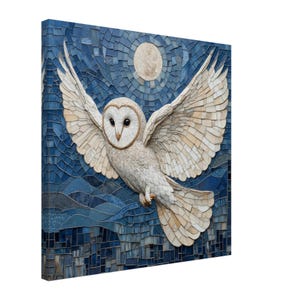 Könnte beinhalten: Eine weiße Scheune Eule mit ausgebreiteten Flügeln, die vor einem blauen Mosaik Hintergrund mit einem Vollmond fliegt. Die Augen der Eule sind leuchtend gelb und ihre Federn sind mit einem Mosaikmuster verziert.