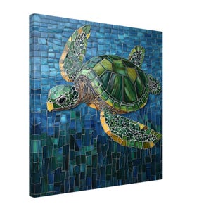 Könnte beinhalten: Ein Mosaik-Kunstwerk, das eine grüne Meeresschildkröte zeigt, die in blauem Wasser schwimmt. Die Schildkröte besteht aus kleinen, bunten Fliesen, was ein strukturiertes und detailliertes Bild ergibt.