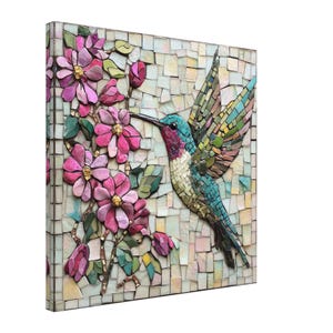 Könnte beinhalten: Ein Mosaik-Kunstwerk, das einen Kolibri im Flug zeigt, dessen Schnabel auf eine Gruppe rosa Blüten gerichtet ist. Der Kolibri besteht aus blauen, grünen und gelben Mosaikfliesen, während die Blüten rosa und grün sind.
