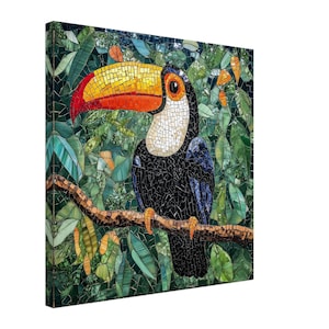 Peut inclure: Un toucan avec un grand bec orange et des plumes noires et bleues est perché sur une branche dans une mosaïque de feuilles vertes.