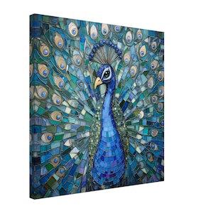 Op de afbeelding: Een blauwe en groene mozaïekpauw met zijn veren uitgespreid in een waaier. De kop van de pauw is naar de zijkant gedraaid en zijn ogen zijn zichtbaar. De mozaïek is gemaakt van kleine, kleurrijke tegels.