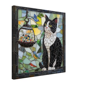 Puede incluir: Un gato blanco y negro con ojos verdes se sienta en una obra de arte de mosaico. El gato está rodeado de hojas verdes y un comedero para pájaros con semillas de colores. También hay tres pájaros pequeños en la obra de arte.