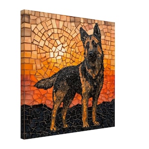 Può includere: Un'opera d'arte in mosaico che raffigura un pastore tedesco in piedi davanti a un tramonto. Il cane è nero e marrone, e il tramonto è un mix di arancione, giallo e rosso.