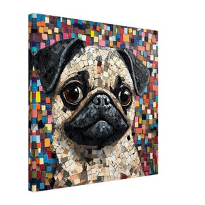 Può includere: Un primo piano del viso di un carlino, creato con un mosaico colorato di piccoli tasselli quadrati. Il pelo del cane è marrone chiaro e i suoi occhi sono marroni scuri. Lo sfondo è un mosaico colorato di piccoli tasselli quadrati.