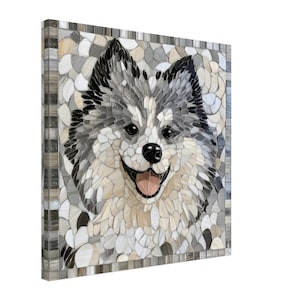 Può includere: Un'opera d'arte a mosaico raffigurante un cane sorridente con un mantello soffice. Il pelo del cane è reso in tonalità di grigio, bianco e nero, con una lingua rosa. Il mosaico è incorniciato da un bordo di piccole tessere quadrate.