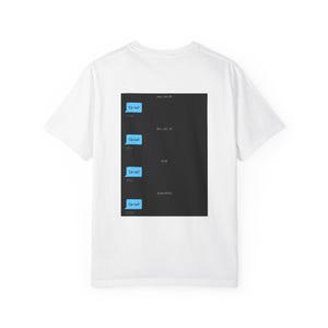 Peut inclure: Un t-shirt blanc à manches courtes avec un grand motif rectangulaire au dos. Le motif représente une interface de messagerie numérique gris foncé avec quatre bulles de texte bleu clair contenant le texte "Ça va?" et des horodatages.