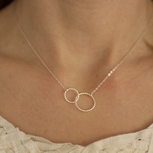 Cirkel ketting, sierlijke ketting, sierlijke gouden ketting, twee cirkels, sierlijke zilveren ketting, verbonden cirkels, delicate ketting, N253
