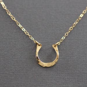 Collier délicat, collier délicat, petit fer à cheval en or, petit collier fin, porte-bonheur, cadeau de mariage, cadeau de demoiselle d'honneur, N176 14K GOLD FILLED