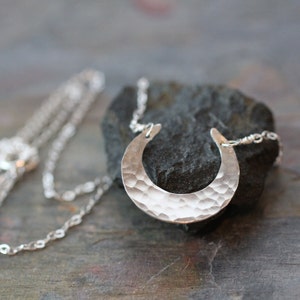Collier croissant de lune, collier croissant de lune en argent, collier en corne, croissant de lune inversé, collier délicat, collier délicat, tous les jours N179