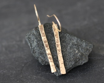 Einfache Gold Ohrringe, Gold Bar Ohrringe, gehämmert Bar Ohrringe, jeden Tag Ohrringe, leichte Ohrringe, Baumseider Bar Ohrringe, E207
