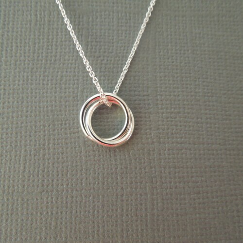 Délicat collier cercle délicat en argent, collier de tous les jours, cadeau de demoiselles d'honneur, collier simple en argent sterling à superposition de petits cercles, N124