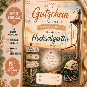 Puede incluir: Un vale de regalo rectangular con una ilustración de un parque de cuerdas, un casco de escalada y mosquetones. El texto dice Gutschein für einen gemeinsamen Besuch im Hochseilgarten, con espacios para nombres, corazones decorativos y señales de madera.