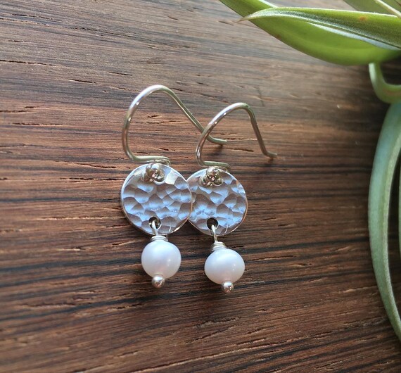 Sterling silver disc pearl earrings Sterling silver disc pearl earrings