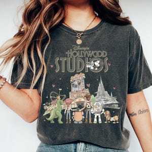 K&ouml;nnte beinhalten: Ein Set aus drei Keramikbechern mit gesprenkelter, matter Oberfl&auml;che. Die Becher sind in Creme-, Hellgrau- und Dunkelgraut&ouml;nen gehalten. Jeder Becher hat ein schlichtes, minimalistisches Design.