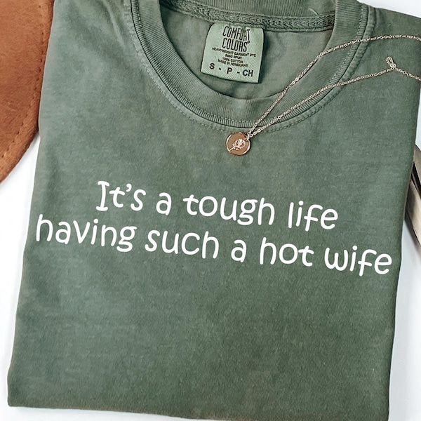 Komfortfarben Es ist ein hartes Leben mit so einer heißen Frau T-Shirt, lustiges Ehemann Geschenk, sarkastisches Ehe Humor Grafik Tee, glückliches Ehe Top