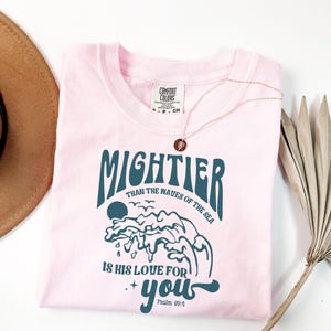 Komfortfarben, mächtiger als die Wellen, Psalm 93: 4 Shirt, Christian Boxy Tshirt, Bibel Vers Küstenästhetik T-Shirt, Geschenk für Christian Mama