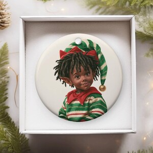Ornamento natalizio ragazzo nero, elfo afrocentrico, decorazione festiva, ricordo festivo, regalo per bambini, albero di Natale, dreadlocks naturali di ispirazione africana, bambino personalizzato