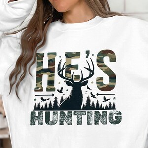 Er jagt Camo Sweatshirt: Lustiges Jagd-Frauengeschenk (Digitales PNG) Bild 3