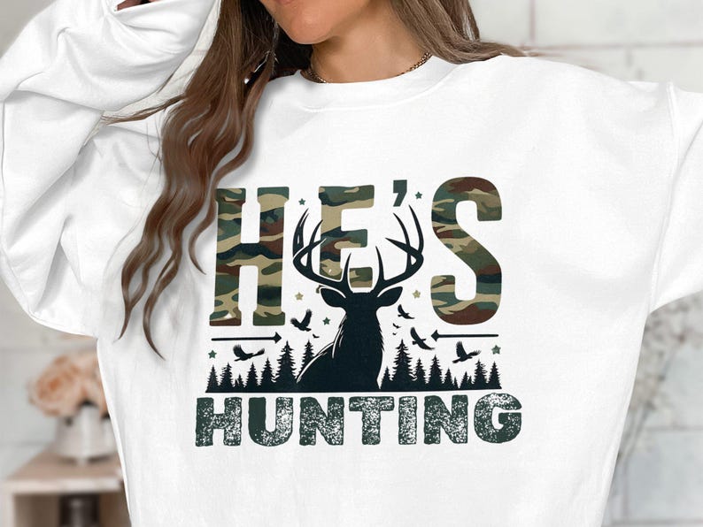 Er jagt Camo Sweatshirt: Lustiges Jagd-Frauengeschenk (Digitales PNG) Bild 3