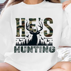 Er jagt Camo Sweatshirt: Lustiges Jagd-Frauengeschenk (Digitales PNG) Bild 1