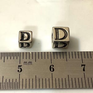 Cuentas con letras del alfabeto de 4 mm en plata de ley 0.925. Agujero de 1.5 mm. Personaliza regalos, joyas, álbumes de recortes y bisutería con cuentas.