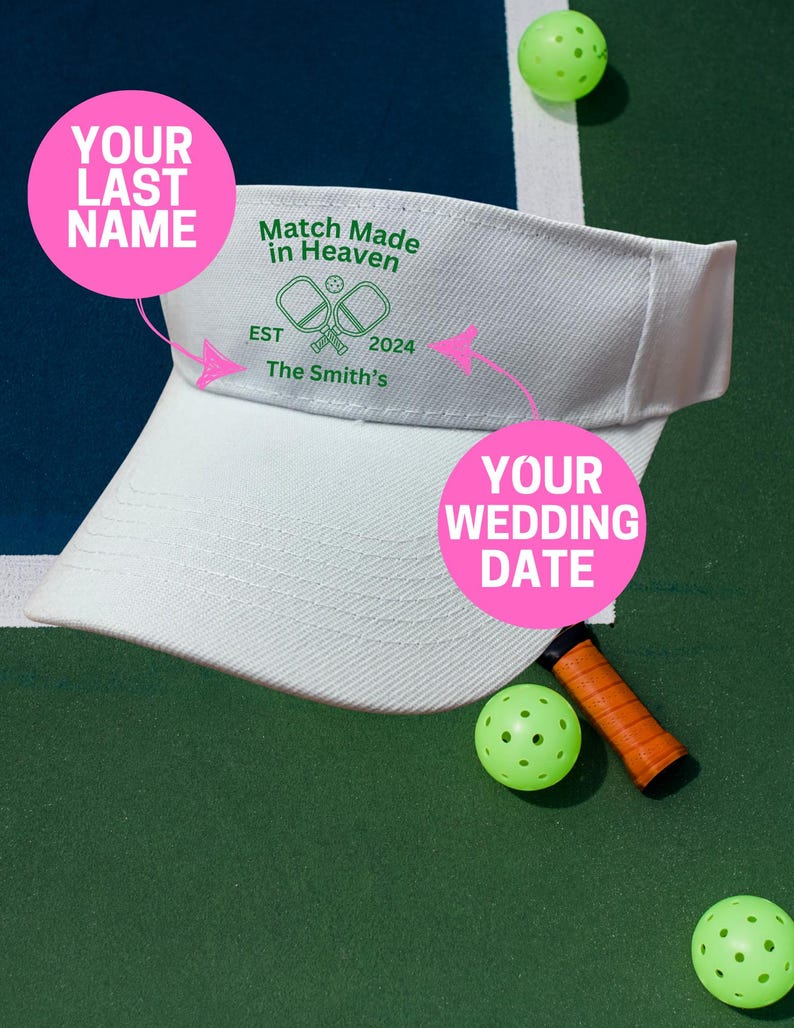 K&ouml;nnte beinhalten: Ein wei&szlig;er Visier mit einem gr&uuml;nen und wei&szlig;en Pickleball-Design. Der Text auf dem Visier lautet "Match Made in Heaven" mit dem Jahr "2024" und "The Smith's". Es gibt rosa Kreise mit dem Text "Your Last Name" und "Your Wedding Date".