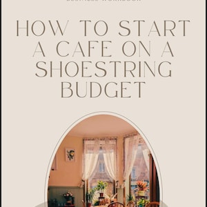 以下が含まれることがあります： 「靴ひも予算でカフェを始める方法」というタイトルのビジネスワークブック。表紙には、楕円形の窓から見える、テーブルと椅子のあるビンテージスタイルのカフェのインテリアが描かれている。