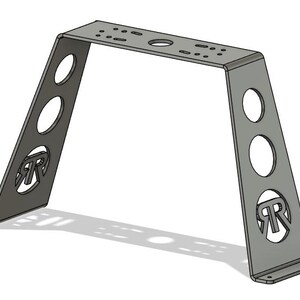 Puede incluir: Un soporte met&aacute;lico gris con un dise&ntilde;o arqueado. El soporte tiene una parte superior plana con m&uacute;ltiples agujeros y dos lados angulados, cada uno con tres recortes circulares y un logotipo. La base tiene orificios de montaje.