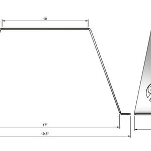 Puede incluir: Un soporte met&aacute;lico con dimensiones en pulgadas. El soporte tiene forma trapezoidal con una parte superior de 25,4 cm y una base de 49,5 cm. Una vista lateral muestra una secci&oacute;n de 7,6 cm de ancho con tres recortes circulares y un logotipo.