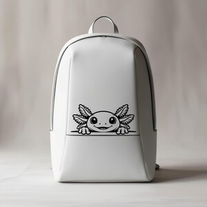 K&ouml;nnte beinhalten: Ein einfarbiger wei&szlig;er Rucksack mit einer schwarzen Strichzeichnung eines Axolotls, das &uuml;ber einer horizontalen Linie hervorlugt. Der Rucksack hat eine glatte, strukturierte Au&szlig;enseite, einen Tragegriff und ein schlichtes Design.