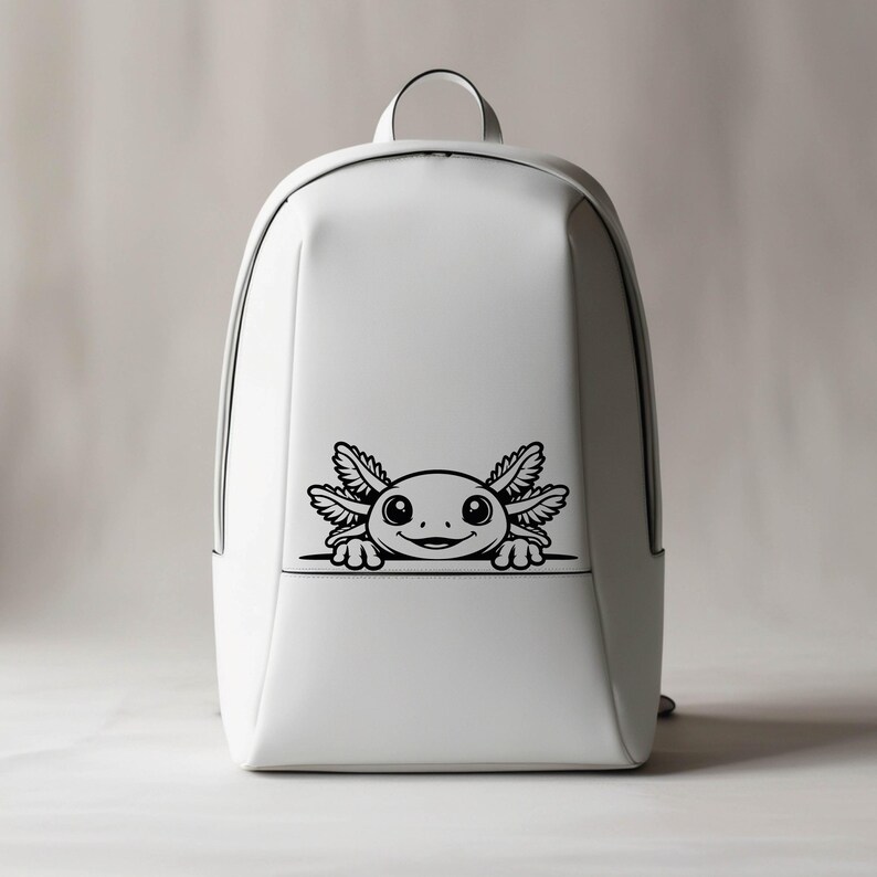 K&ouml;nnte beinhalten: Ein einfarbiger wei&szlig;er Rucksack mit einer schwarzen Strichzeichnung eines Axolotls, das &uuml;ber einer horizontalen Linie hervorlugt. Der Rucksack hat eine glatte, strukturierte Au&szlig;enseite, einen Tragegriff und ein schlichtes Design.