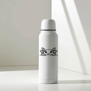 K&ouml;nnte beinhalten: Eine wei&szlig;e zylindrische Trinkflasche mit einer schwarzen Strichzeichnung eines Axolotls, das &uuml;ber eine horizontale Linie schaut. Die Flasche hat einen passenden wei&szlig;en Schraubverschluss mit einem d&uuml;nnen schwarzen Band am &Uuml;bergang.