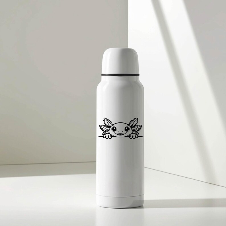 K&ouml;nnte beinhalten: Eine wei&szlig;e zylindrische Trinkflasche mit einer schwarzen Strichzeichnung eines Axolotls, das &uuml;ber eine horizontale Linie schaut. Die Flasche hat einen passenden wei&szlig;en Schraubverschluss mit einem d&uuml;nnen schwarzen Band am &Uuml;bergang.