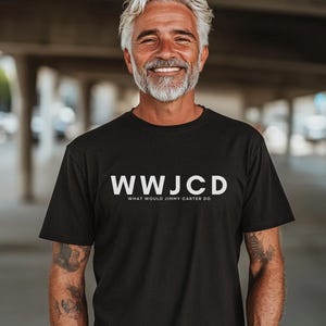 WWJCD ジミー・カーターならどうする? ユニセックス T シャツ | 複数の色 | 大統領グラフィック T シャツ | 政治ギフト | 民主党員へのギフト