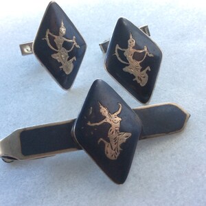 Siam sterling silver gentleman&#39;s tie set with cufflinks and tie clip. Engraved  design Nielloware Niello