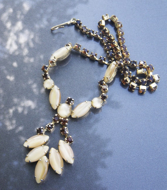 Vintage 1950s rhinestone necklace - cream and brow